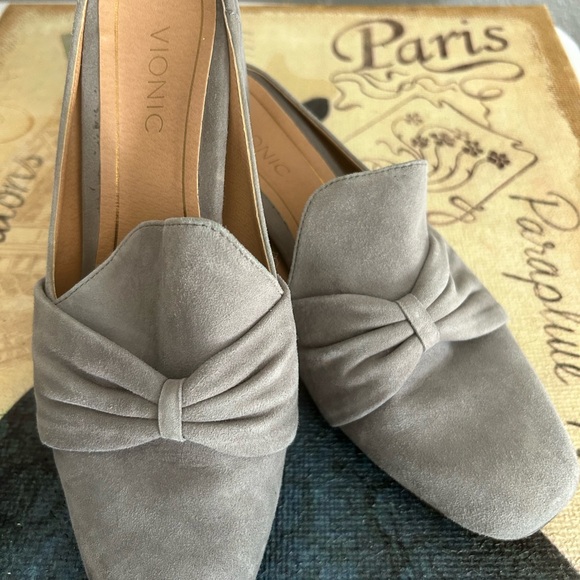 NWOB Vionic suede casual dress shoes size 6.5 - Picture 1 of 6